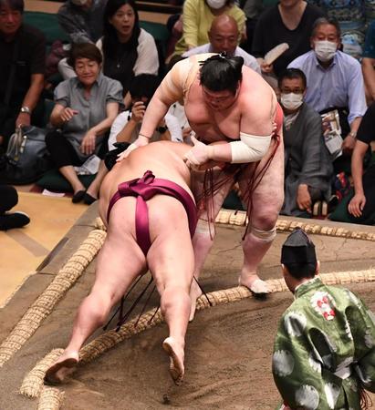 　同体で取り直しとなった御嶽海（左）と熱海富士（撮影・園田高夫）