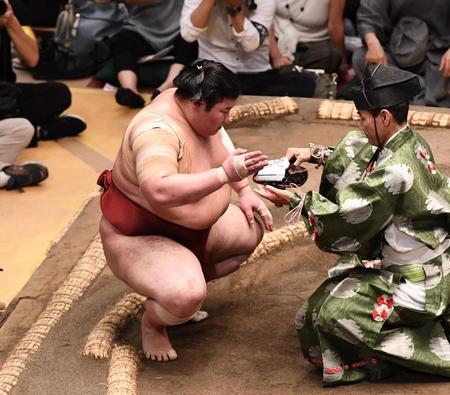 　懸賞金を手にする熱海富士（撮影・園田高夫）