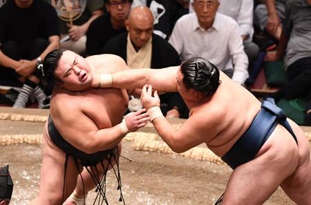 　玉鷲（右）の強烈なのど輪に苦しめられる貴景勝（撮影・園田高夫）