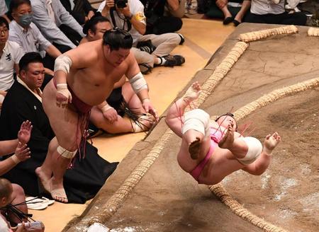 　大栄翔（左）を押し出しで破り華麗に？ジャンプする宇良（撮影・園田高夫）