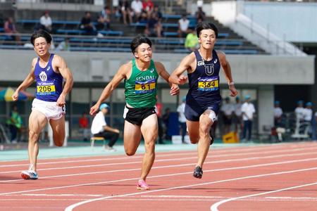 　男子１００メートルで優勝した柳田大輝（右）