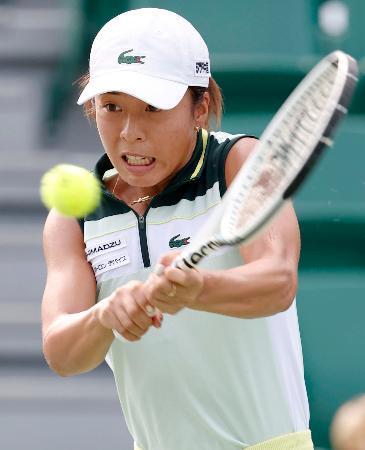 　女子シングルス準々決勝でプレーする本玉真唯＝ＩＴＣ靱ＴＣ