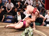 　取り直しの一番、上手投げで御嶽海（左）を破った熱海富士（撮影・園田高夫）