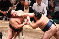 　玉鷲（右）の強烈なのど輪に苦しめられる貴景勝（撮影・園田高夫）