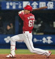 　ＤｅＮＡ戦で左翼線に二塁打を放つ広島時代の木村昇吾＝２０１５年４月