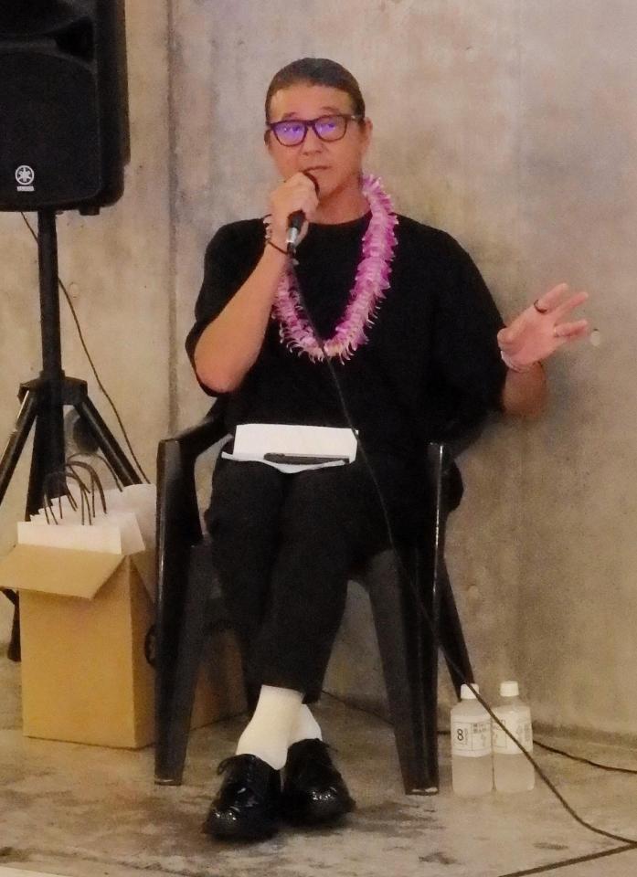 トークショーを行う五十嵐勉さん