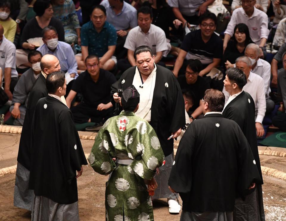 　取り直しの一番も物言いがつき協議する浅香山親方（中央）ら（撮影・園田高夫）