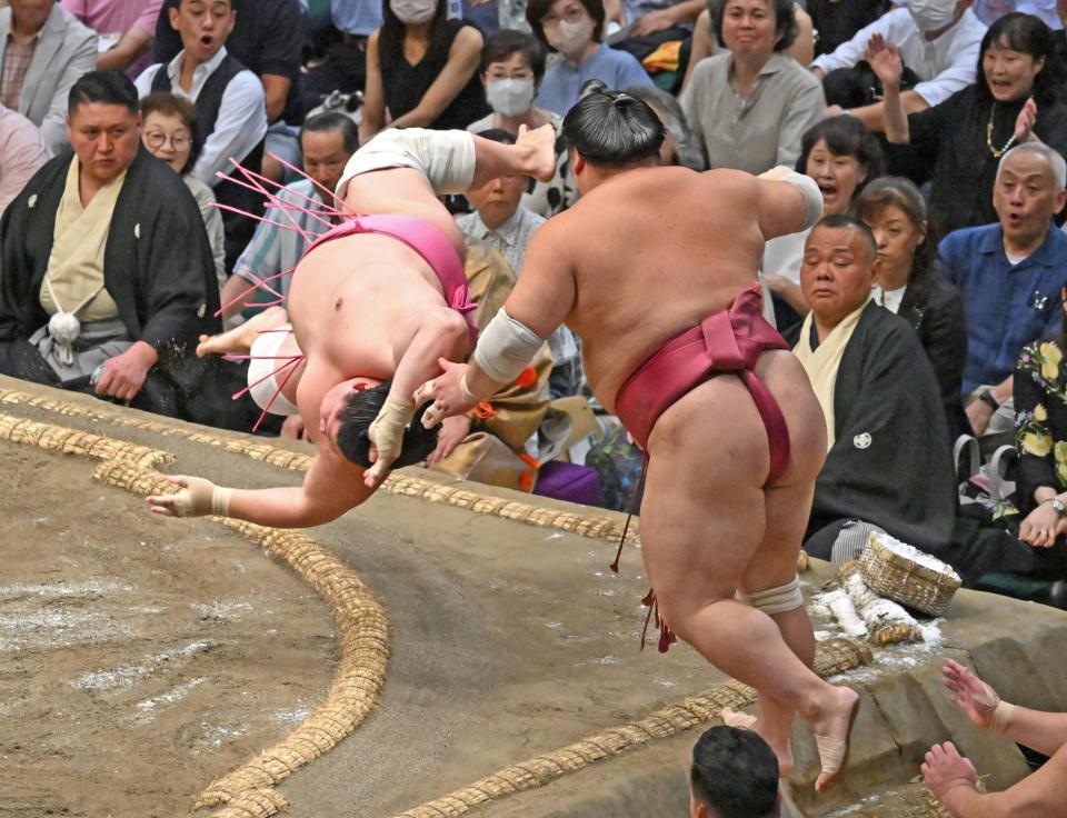 　宇良（左）が押し出しで大栄翔を破る