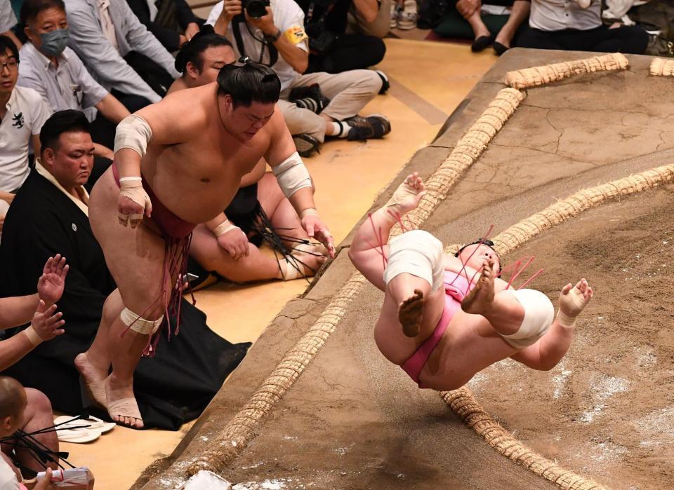 　大栄翔（左）を押し出しで破り華麗に？ジャンプする宇良（撮影・園田高夫）