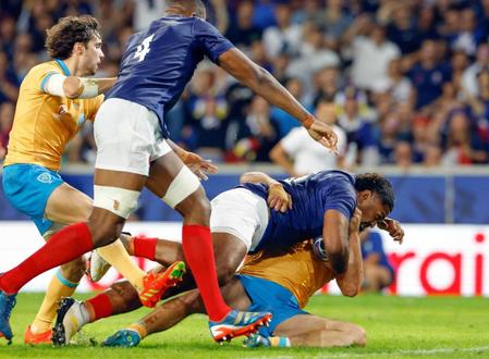 　後半、トライを決めるフランスのマウバカ（右上）＝共同