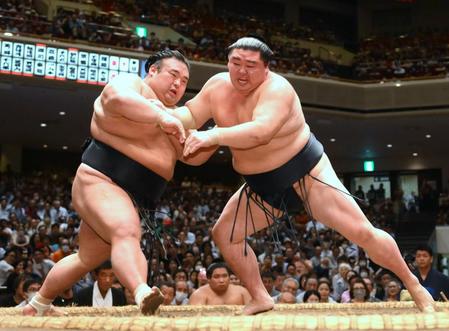 　正代（右）に攻め込まれる貴景勝（撮影・堀内翔）