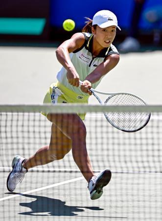 　女子シングルス準決勝でプレーする本玉真唯＝ＩＴＣ靱ＴＣ