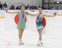 　表彰式を終え、笑顔を見せる優勝した島田麻央（右）と２位の高木謡（撮影・石井剣太郎）