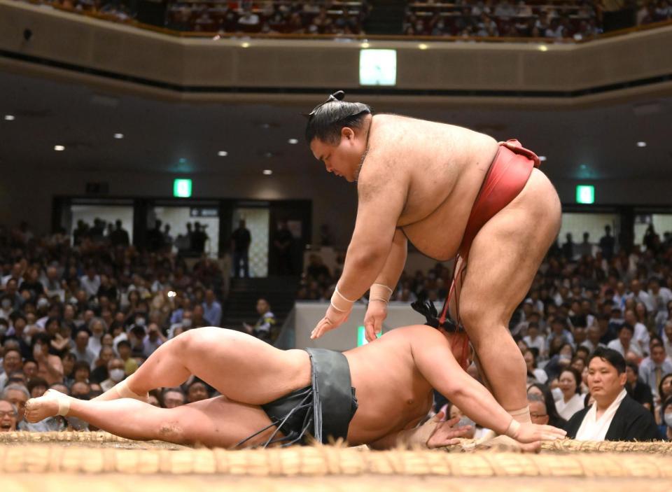 　高安が上手投げで翠富士を下す（撮影・堀内翔）