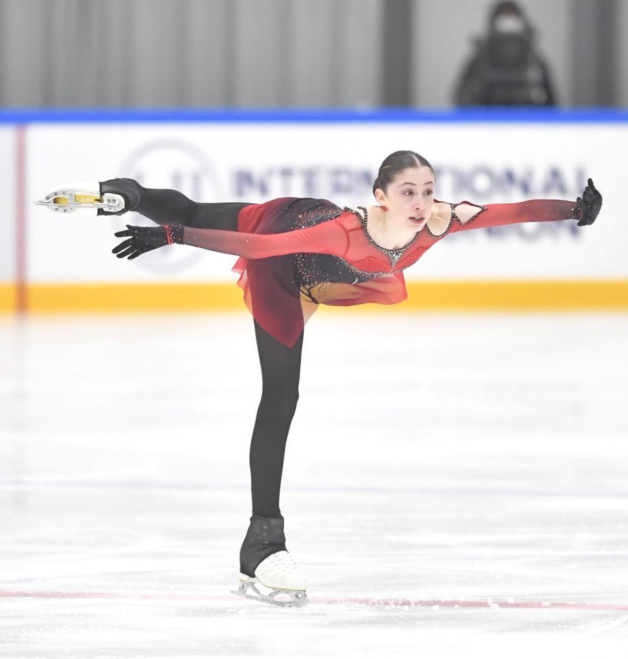 　演技をするミア・カリン（撮影・石井剣太郎）