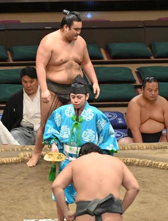 　安強羅に上手投げで敗れた朝阪神（撮影・西岡正）