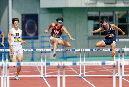 　男子４００メートル障害決勝　力走する豊田兼（左）と小川大輝（右）。４８秒９１で同着優勝となった＝熊谷スポーツ文化公園陸上競技場