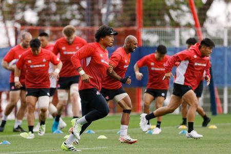 　ラグビーＷ杯１次リーグのイングランド戦に向け、最終調整する稲垣（手前）ら日本代表＝１６日、ラテュルビ（共同）