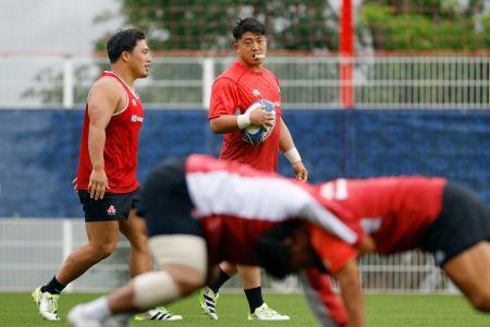 　イングランド戦に向け、最終調整する坂手。左は堀越＝１６日、ラテュルビ（共同）