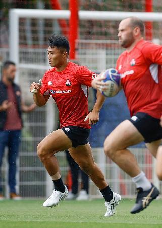 　ラグビーＷ杯１次リーグのイングランド戦に向け、最終調整する長田（左）＝１６日、ラテュルビ（共同）