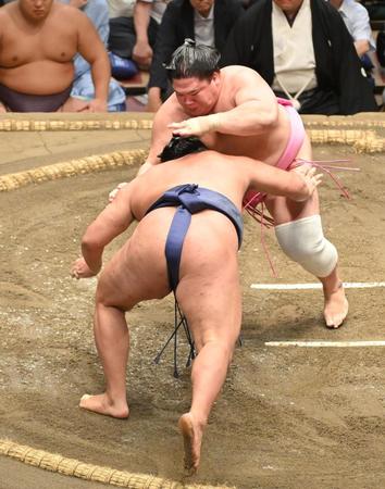 　豊昇龍（手前）をはたき込みで破る宇良（撮影・西岡正）