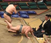 　安強羅（左）に上手投げで敗れた朝阪神（撮影・西岡正）