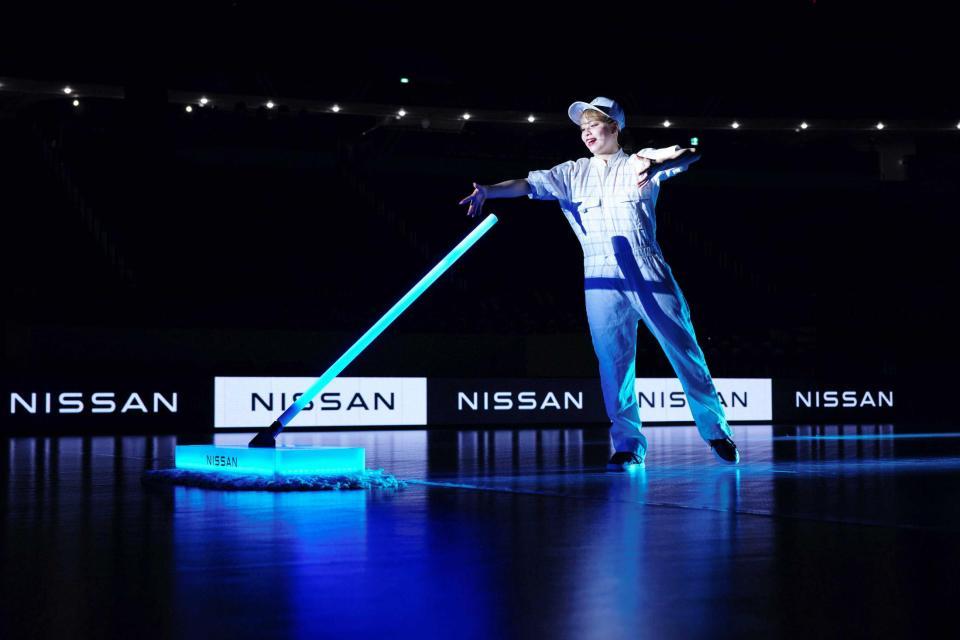 　自動走行を披露した自動運転モップ