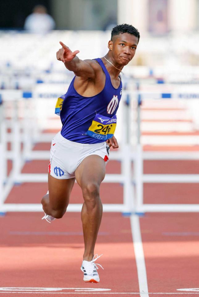 　男子１１０メートル障害を日本タイ記録の１３秒０４で優勝した村竹ラシッド