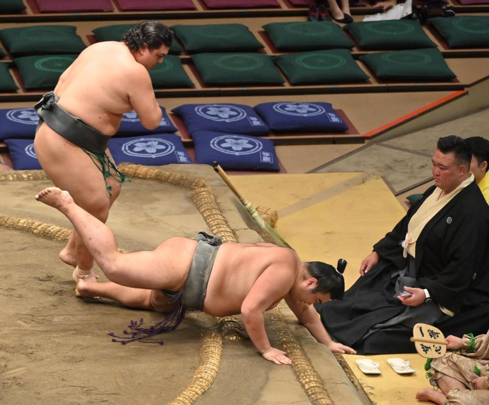 　安強羅（左）に上手投げで敗れた朝阪神（撮影・西岡正）