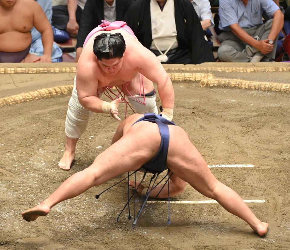 　豊昇龍（手前）をはたき込みで破る宇良（撮影・西岡正）