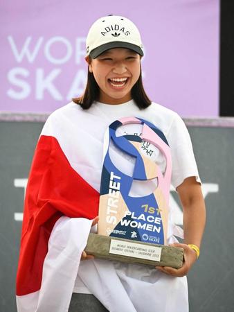 　女子で優勝し、表彰式で笑顔を見せる西矢椛（共同）