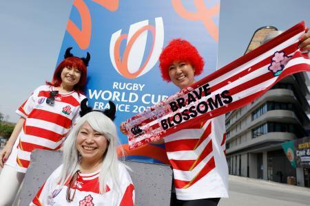 　ラグビーＷ杯フランス大会のイングランド戦の会場周辺で盛り上がる日本のファン＝１７日、ニース（共同）