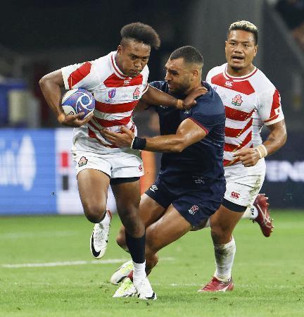 　日本-イングランド　後半、突進する松島。右はレメキ＝ニース（共同）