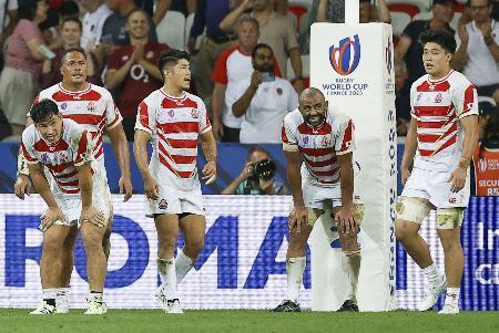 　ラグビーＷ杯フランス大会の１次リーグでイングランドに敗れ、肩を落とす日本の（右から）下川、リーチ、松田、バル、中村＝１７日、ニース（共同）