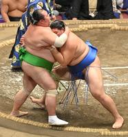 　千代丸（左）を寄り切りで破る大の里（撮影・西岡正）