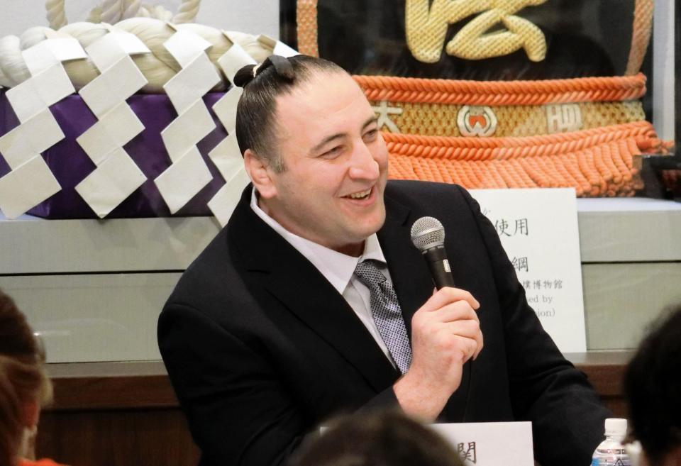 　トークイベントに登場した元大関栃ノ心のレヴァニ・ゴルガゼ氏