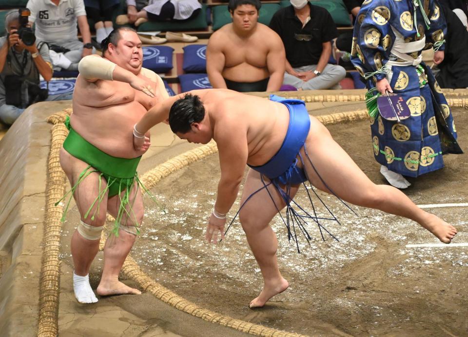 　千代丸（左）を寄り切りで破る大の里（撮影・西岡正）