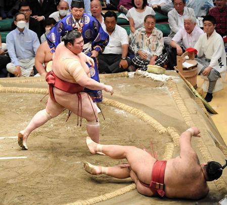 　高安（右）を押し倒しで破った熱海富士（撮影・棚橋慶太）