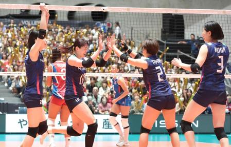 　第３セット、スパイクを決め松井珠己（中央右）と喜び合う井上愛里沙（同左）。左は林琴奈、右は古賀紗理那（撮影・吉澤敬太）