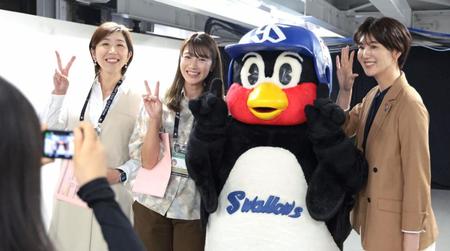 　応援に駆け付けたつば九郎と記念撮影する（左から）荒木絵里香さん、狩野舞子さん、栗原恵さん（右端）＝撮影・吉澤敬太