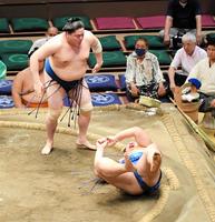 　一山本（左）にはたき込みで敗れた大の里（撮影・棚橋慶太）