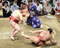 　高安（右）を押し倒しで破った熱海富士（撮影・棚橋慶太）