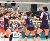 　第３セット、スパイクを決め松井珠己（中央右）と喜び合う井上愛里沙。右は古賀紗理那（撮影・吉澤敬太）