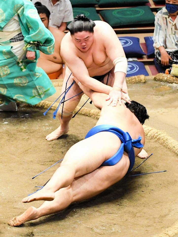 　大の里（下）をはたき込みで破った一山本（撮影・棚橋慶太）