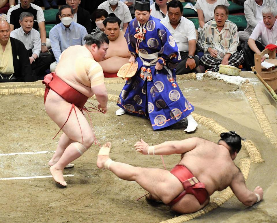 　高安（右）を押し倒しで破った熱海富士（撮影・棚橋慶太）