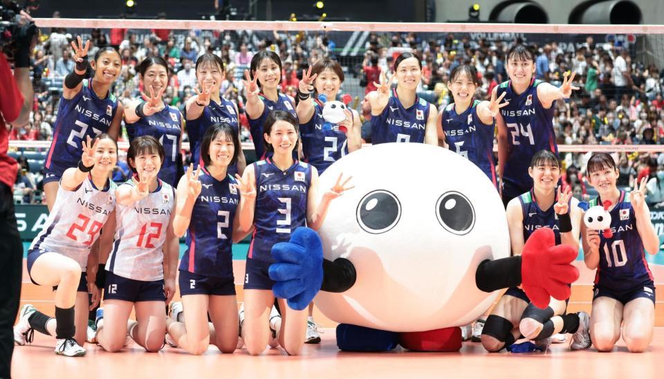 　プエルトリコを破り３連勝を飾り笑顔を見せる日本代表（撮影・吉澤敬太）