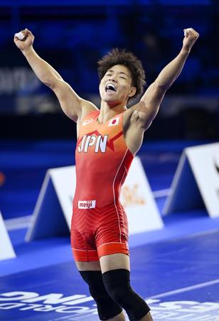 　男子フリー７４キロ級３位決定戦で勝利し喜ぶ高谷大地。パリ五輪代表に決まった（共同）