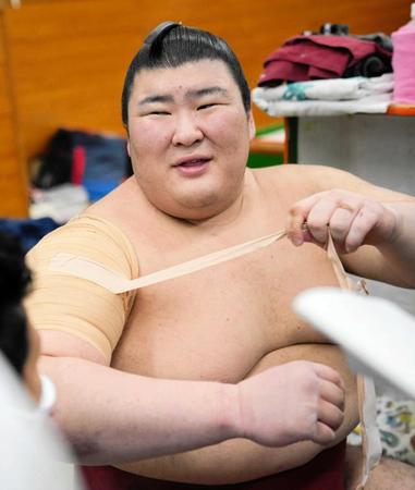 　支度部屋で笑顔で取材に応じる熱海富士