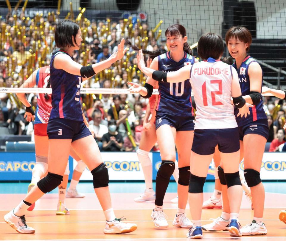 　第３セット、松井（右）のトスからバックアタックを決め、喜ぶ井上（１０）。左は古賀（撮影・吉澤敬太）