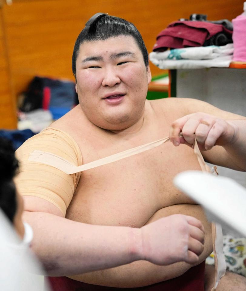 　支度部屋で笑顔で取材に応じる熱海富士